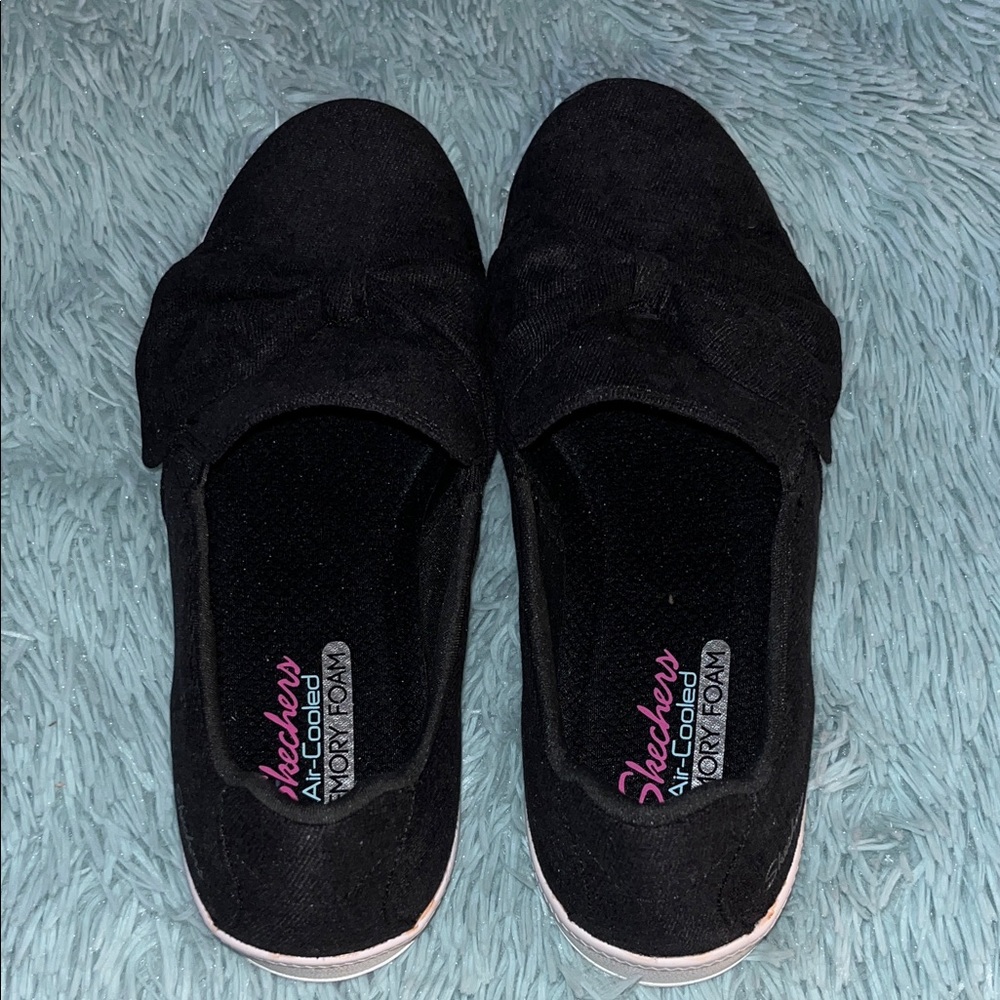SKETCHERS NWT 8.5 BLACK TRENDY BOW SLIP ON DESIGN - Picture 2 of 6